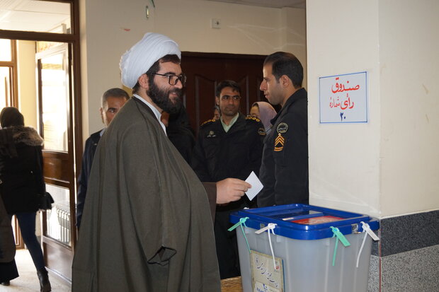 حضور مردم در صحنه انتخابات نظام اسلامی را بیمه می کند