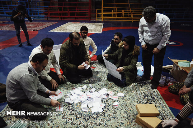 İran'da oy sayma işlemi devam ediyor