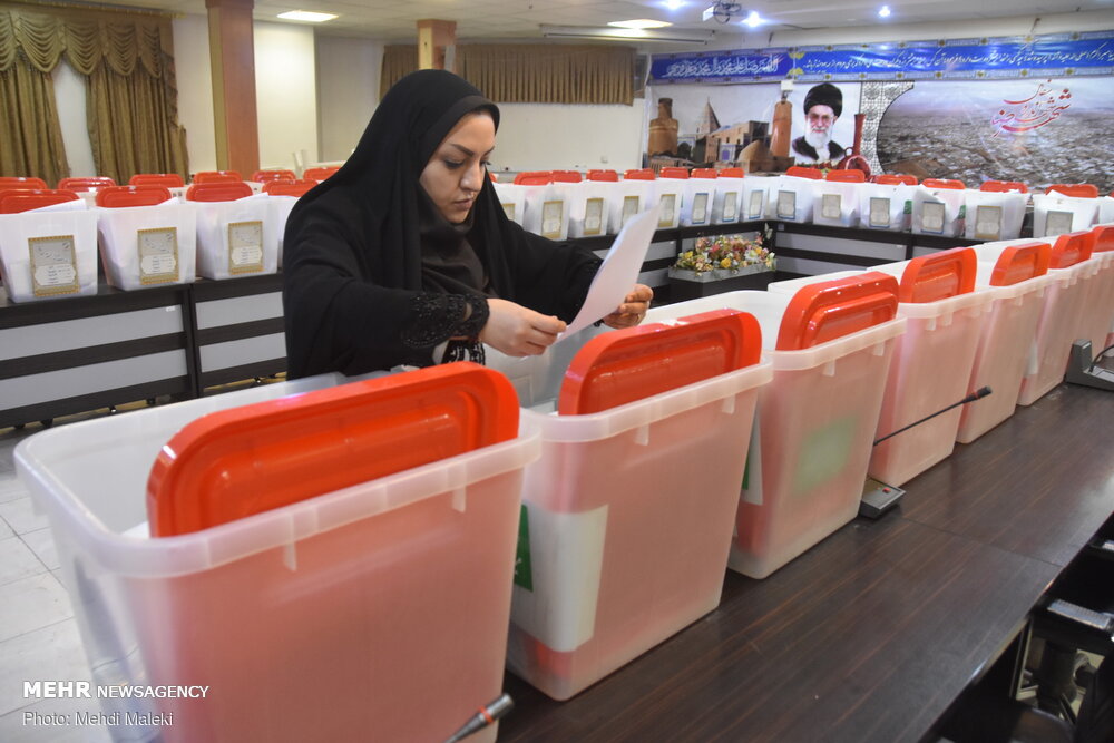 ۱۰۰۰ نفر از فرهنگیان دزفول در برگزاری انتخابات مشارکت دارند