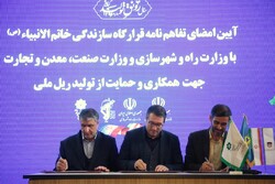 Transport and Urban Development Minister Mohammad Eslami (L), Industry, Mining and Trade Minister Reza Rahmani (middle), and Khatam-al Anbiya Chief Saeed Mohammad (R) signing a memorandum of understanding at Tehran Mosalla on Saturday.