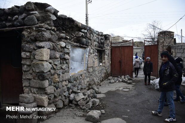 Damages to buildings in 5.7 quake in northwest Iran
