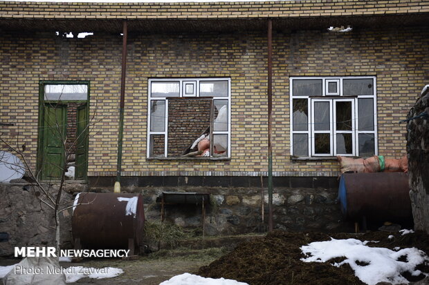 Damages to buildings in 5.7 quake in northwest Iran
