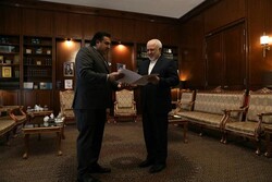 New Pakistani envoy submits copy of credentials to FM Zarif