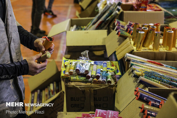 Police seizes firecrackers, smuggled foreign currencies in Tehran