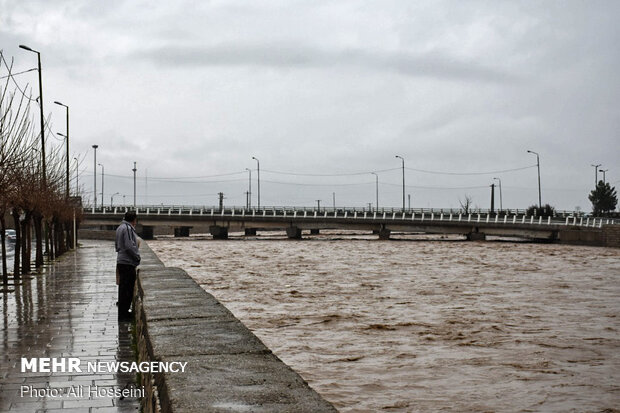 جاری شدن سیلاب در شمال غرب شیراز