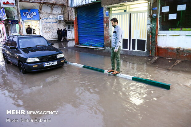 قم میں شدید بارش کے بعد سڑکوں پر پانی جمع ہوگیا