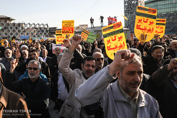 Tehraners hold rally to commemorate Dey 9 epic