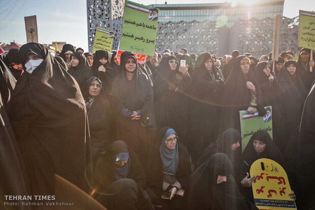 Tehraners hold rally to commemorate Dey 9 epic