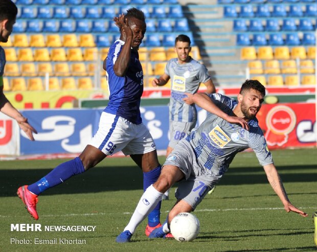 Gol Gohar Sirjan vs. Esteghlal football match
