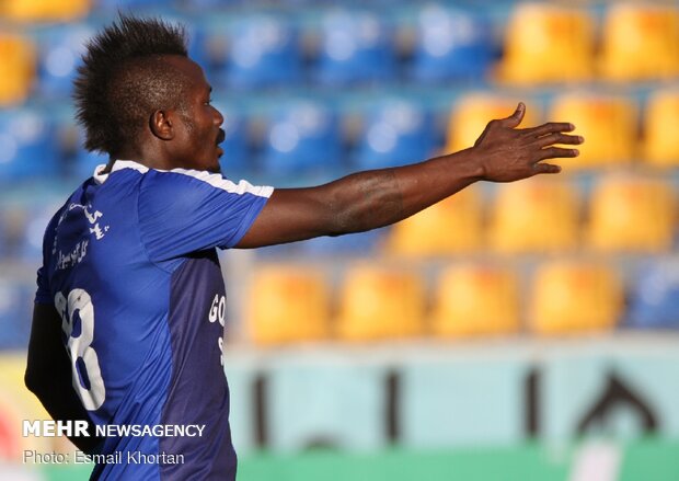 Gol Gohar Sirjan vs. Esteghlal football match
