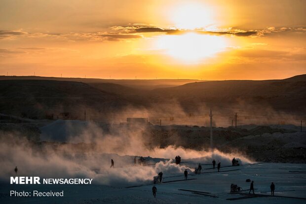 کار در معدن سنگ آهک مصر