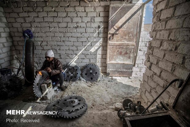 کار در معدن سنگ آهک مصر