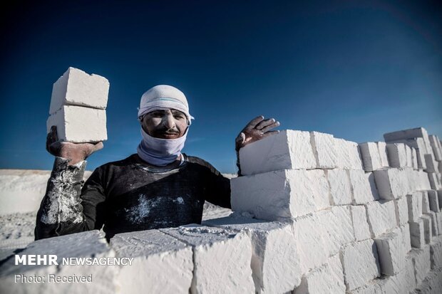 کار در معدن سنگ آهک مصر