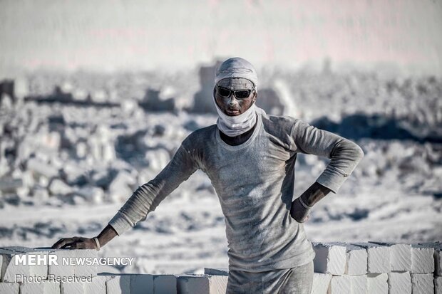 کار در معدن سنگ آهک مصر