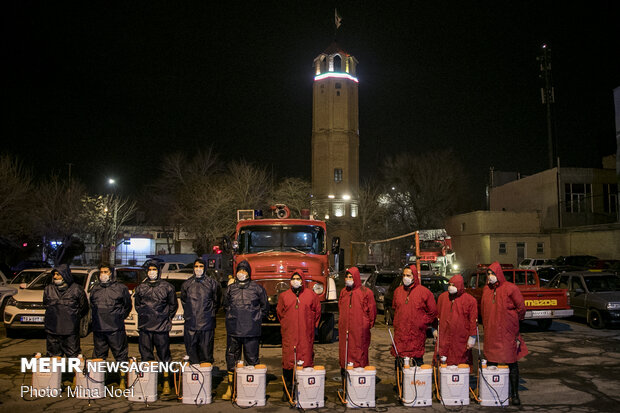 Firefighters disinfect Tabriz Bazaar amid coronavirus anxiety
