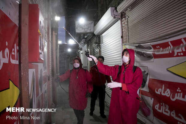 Firefighters disinfect Tabriz Bazaar amid coronavirus anxiety
