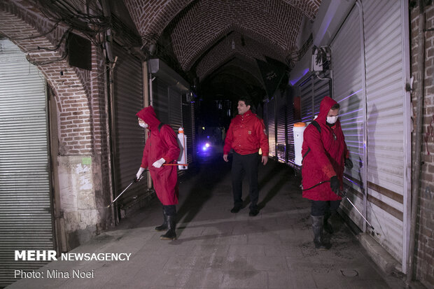 Firefighters disinfect Tabriz Bazaar amid coronavirus anxiety
