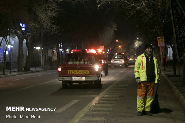 Firefighters disinfect Tabriz Bazaar amid coronavirus anxiety
