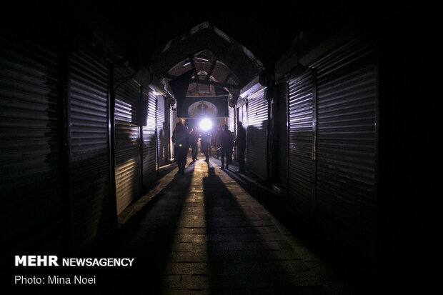 Firefighters disinfect Tabriz Bazaar amid coronavirus anxiety
