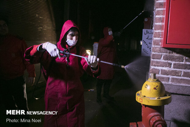 Firefighters disinfect Tabriz Bazaar amid coronavirus anxiety
