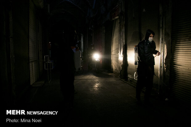 Firefighters disinfect Tabriz Bazaar amid coronavirus anxiety
