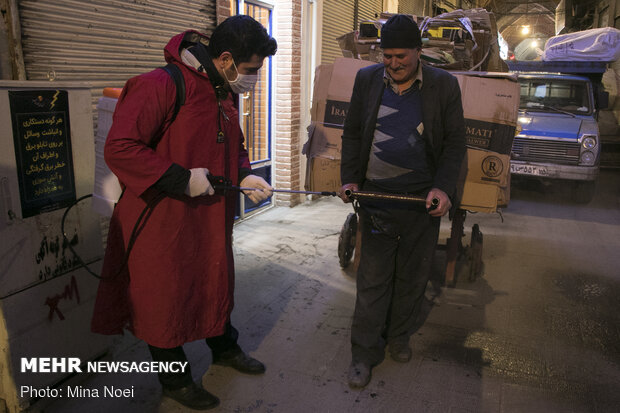 Firefighters disinfect Tabriz Bazaar amid coronavirus anxiety
