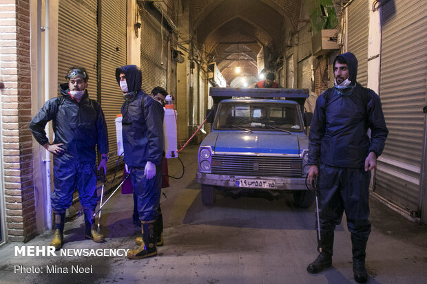 Firefighters disinfect Tabriz Bazaar amid coronavirus anxiety
