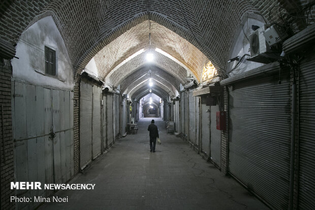 Firefighters disinfect Tabriz Bazaar amid coronavirus anxiety
