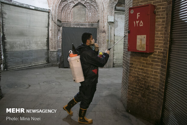 Firefighters disinfect Tabriz Bazaar amid coronavirus anxiety
