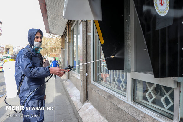 Firefighters disinfect Tabriz Bazaar amid coronavirus anxiety
