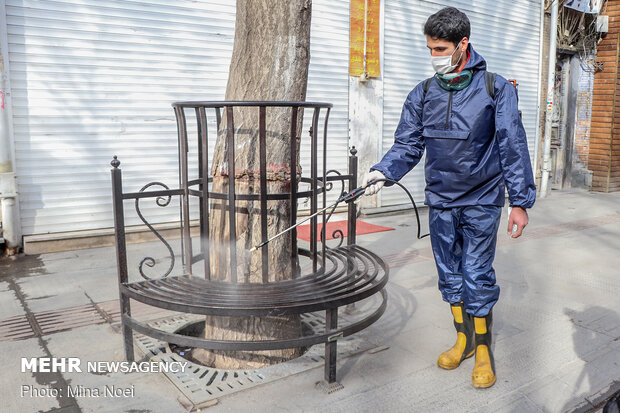 Firefighters disinfect Tabriz Bazaar amid coronavirus anxiety
