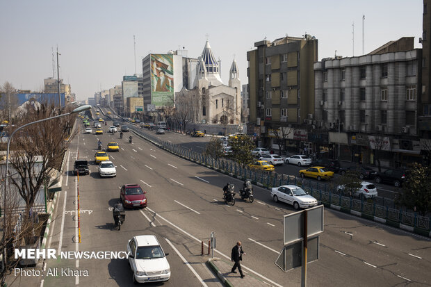 شهر تهران روزهای نسبتا خلوتی را تجربه می کند. مردم ترجیح می دهند برای مبتلا نشدن به ویروس کرونا در خانه بمانند