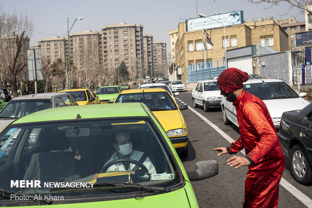 در سطح شهر عموم شهروندان با ماسک و دستکش و رعایت مسائل بهداشتی در حال تردد هستند