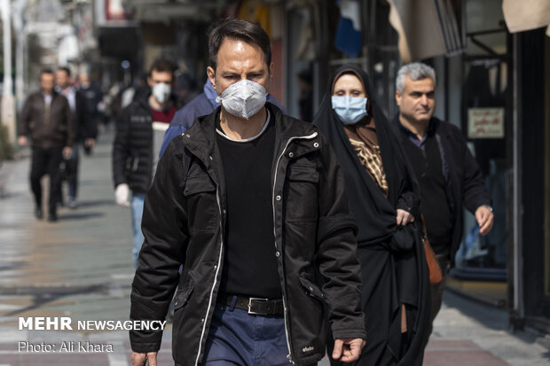 در سطح شهر عموم شهروندان با ماسک و دستکش و رعایت مسائل بهداشتی در حال تردد هستند