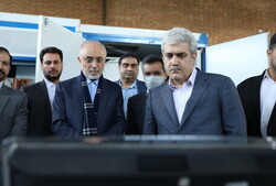رئيس منظمة الطاقة يزيح الستار عن أول جهاز صناعي لاستحصال مياه الشرب من الهواء في إيران
