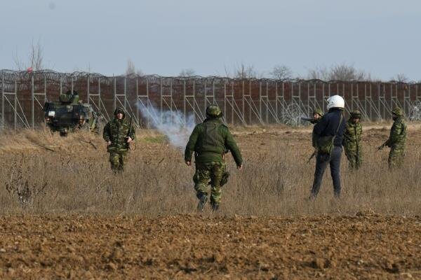 VIDEO: Clashes erupt between refugees and Greek Army on Turkish borders