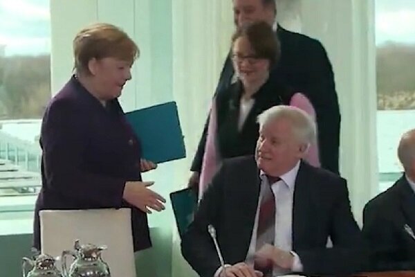 Koronavirüs salgını nedeniyle Merkel ile el sıkışmadı: Eli havada kaldı