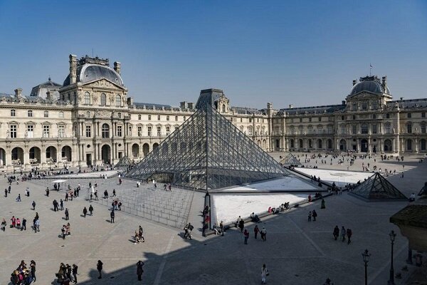 Paris'teki Louvre Müzesi soygundan sonra kapatıldı