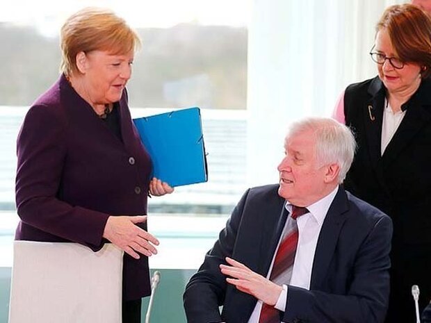 کورونا وائرس کے خوف سے جرمن وزیر داخلہ نے انجیلا مرکل سے ہاتھ نہیں ملایا