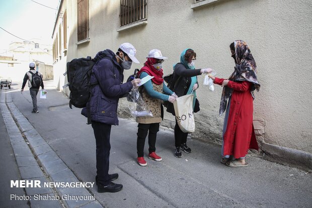 İran'da koronavirüse karşı halkın arasında Sağlık Malzemeleri Paketi dağıtılıyor