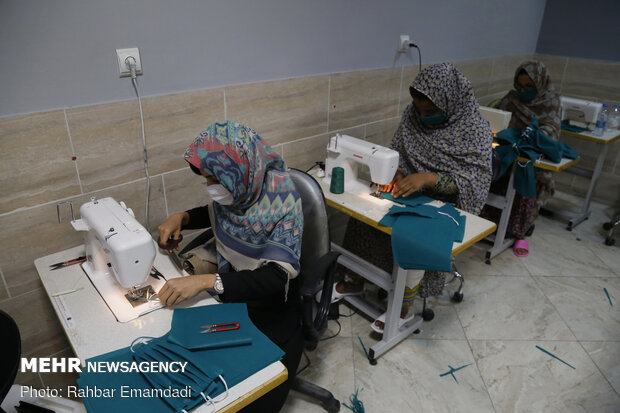 Workshop for producing face mask and hygienic clothing in Bandar Abbas