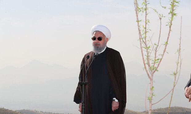 صدر حسن روحانی نے ہفتہ ماحولیات کی مناسبت سے ایک پودا کاشت کیا