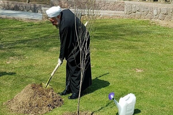 Pres. Rouhani plants saplings to mark Arbor Day