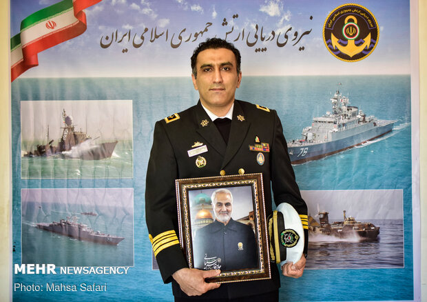 فرهاد روشنفر ۳۹ ساله دارای ۲فرزند است.
او ۲۲ سال است که در نیروی دریایی راهبردی جمهوری اسلامی خدمت می کند