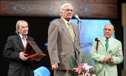 Tar virtuoso Hushang Zarif speaks before receiving a lifetime achievement award during the 3rd annual Musicema Awards at Tehran’s Vahdat Hall on October 11, 2015.