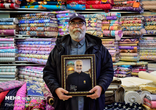علی افراسیابی ۵۲ ساله دارای ۳فرزند است. 
او۲۵ سال است که در پارچه فروشی کار می کند