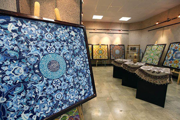 هنرمند ایرانی که موضوع نقاشی‌هایش قرآن است