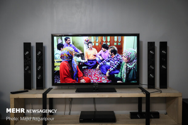 برخی از مردم اوقات خود در قرنطینه خانگی را با تماشای تلویزیون کنار خانواده سپری میکنند