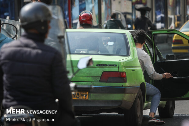 دستگیره های درب تاکسی یکی از راه های انتقال ویروس است که بهتر است هنگام استفاده از تاکسی از دستکش استفاده شود