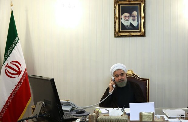 صدر روحانی کا رہبر معظم کو ٹیلیفون/ نئے سال میں عوامی مشکلات کو حل کرنے پر تاکید